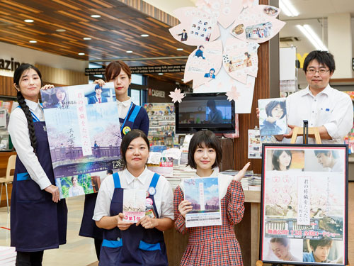 浜辺美波。TSUTAYA 積文館書店八女店にて