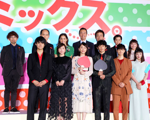 前列左から佐野勇斗、広末涼子、新垣結衣、瑛太、瀬戸康史、永野芽郁。後列左から石川淳一監督、斎藤司、中村アン、遠藤憲一、森崎博之、鈴木福、谷花音