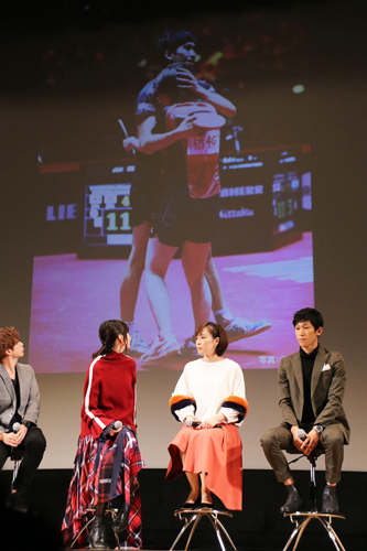 世界選手権ミックスダブルスで優勝し抱き合う吉村真晴と石川佳純