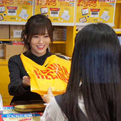 山本彩がタワレコ店員のエプロン姿で接客！ 泣き出すファンも