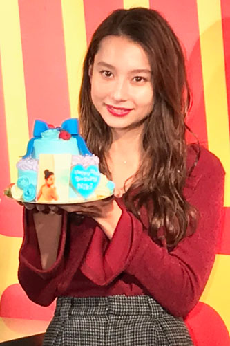 テラハ美女のNiki、写真集発売イベントで誕生日をサプライズで祝われ驚き！