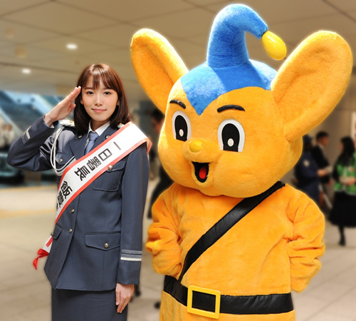 一日警察署長に就任した飯豊まりえとピーポくん