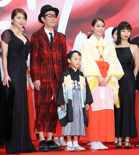 左から飯島直子、リリー・フランキー、山口太幹、広瀬アリス、MEGUMI