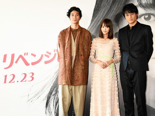 左から清原翔、桐谷美玲、鈴木伸之