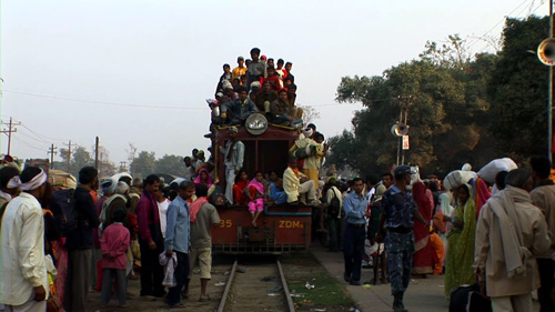 バングラデシュの電車は屋根の上まで超満員