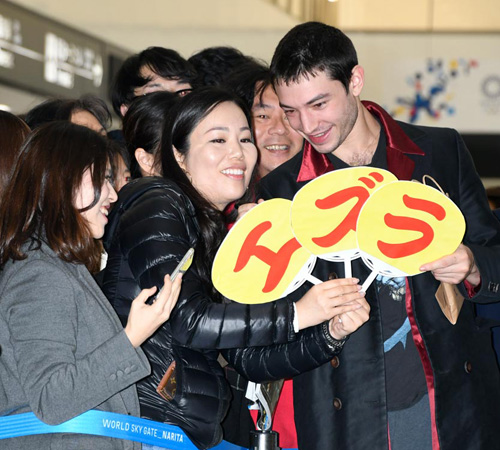 成田空港に到着したエズラ・ミラーを約300人のファンが熱烈歓迎！