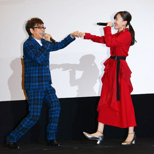 『映画かいけつゾロリ』主題歌を生披露する山寺宏一と百田夏菜子