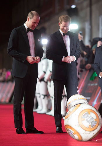 英王室のウィリアム王子とヘンリー王子、BB-8にお出迎えされニッコリ！