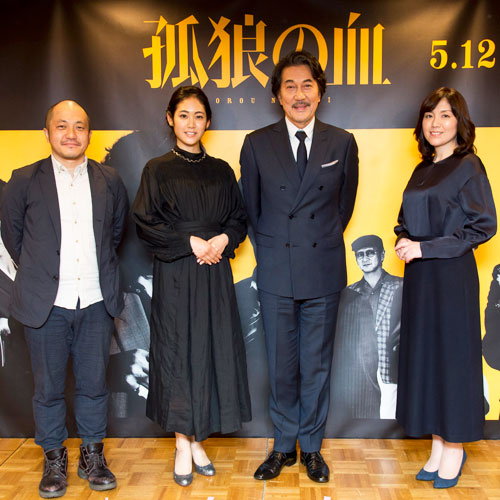 左から白石和彌監督、阿部純子、役所広司、柚月裕子