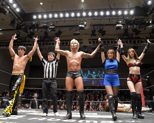勝利直後。左からKUDO、レフェリー、坂口征夫、葉加瀬マイ、赤井沙希
(C) DDTプロレスリング