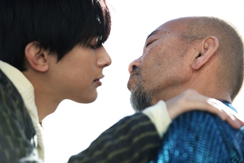 『レオン』吉沢亮と竹中直人のキスシーン!?
(C) 清智英・大倉かおり／講談社・2018映画「レオン」製作委員会