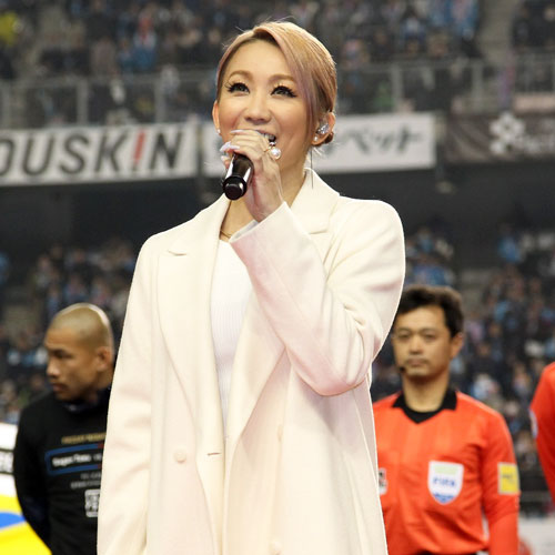 倖田來未がJリーグ開幕25周年のオープニングゲームで国歌独唱！