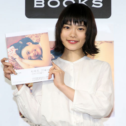 杉咲花がファースト写真集発売。出来映えは「100点です」とニッコリ！