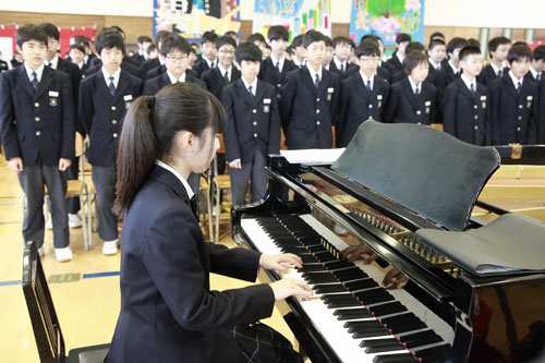 山崎賢人が調律したピアノで校歌斉唱する生徒たち