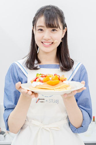 STU48メンバーが制服にエプロン姿でパンケーキ作りに挑戦！