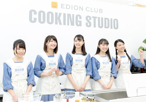 STU48。左から榊美優、藤原あずさ、瀧野由美子、今村美月、菅原早記