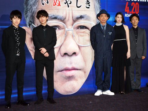 左から本郷奏多、佐藤健、木梨憲武、三吉彩花、佐藤信介監督