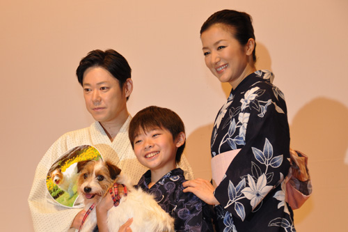 左から阿部サダヲ、武井証、鈴木京香。真ん中、武井の腕に抱かれているのが犬のアン