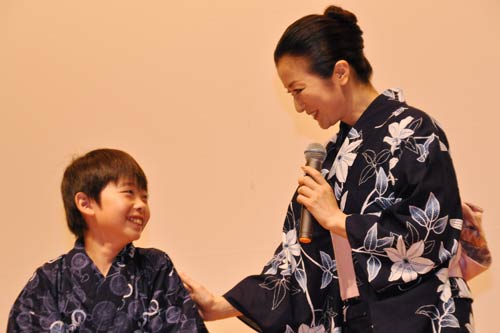 本当の親子のような仲睦まじさを見せる武井証（左）と鈴木京香（右）