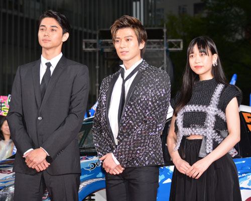 左から東出昌大、新田真剣佑、森川葵