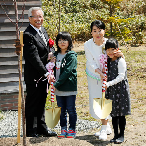 北の桜守パーク・オープンセレモニーに出席した吉永小百合（右から2番目）