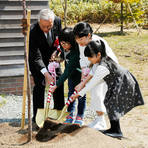 北の桜守パーク・オープンセレモニーに出席した吉永小百合（右から2番目）