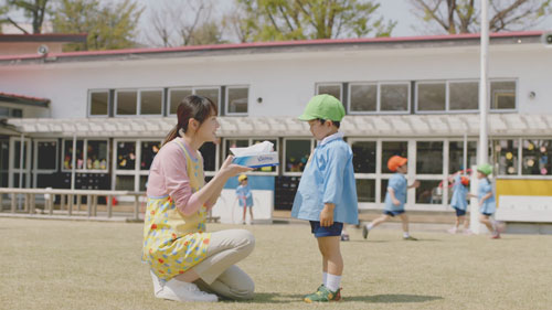 新CM『クリネックス 新垣先生と園児たち 〜鬼ごっこ〜』篇より