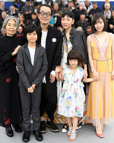 左から樹木希林、城桧吏、リリー・フランキー、佐々木みゆ、安藤サクラ、松岡茉優