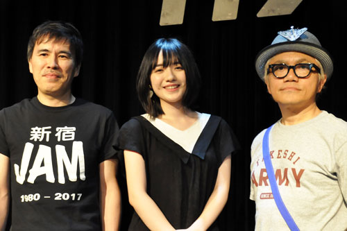 左から桐生コウジ、小島藤子、水道橋博士