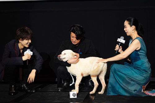 犬のコウの登場に笑顔がこぼれる登壇者たち（左から岩田剛典、永瀬正敏、河瀬直美監督）