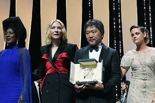 授賞式での是枝裕和監督（右から2人目）と審査委員長を務めたケイト・ブランシェット（左から2人目）