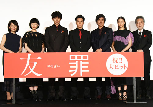 左から富田靖子、夏帆、瑛太、生田斗真、佐藤浩市、山本美月、瀬々敬久監督