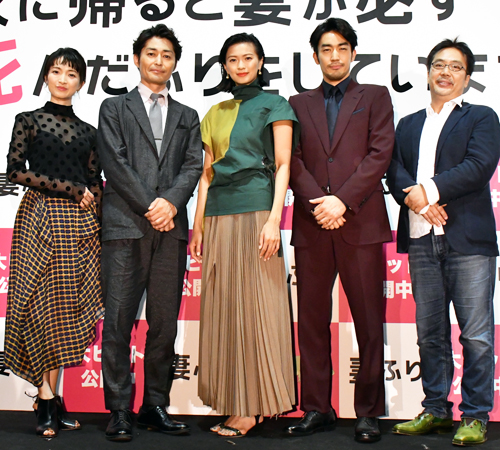 左から野々すみ花、安田顕、榮倉奈々、大谷亮平、李闘士男監督