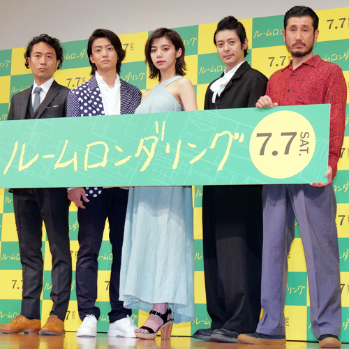 左から片桐健滋監督、健太郎、池田エライザ、オダギリジョー、渋川清彦