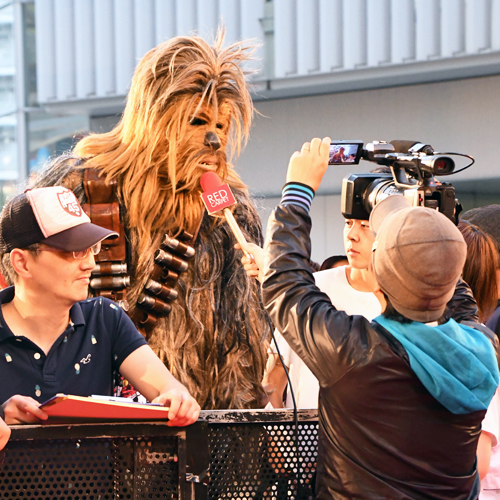 チューバッカのコスプレ姿で来場したファン