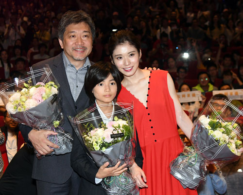 左から是枝裕和監督、城桧吏、松岡茉優