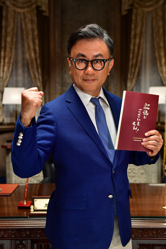 三谷幸喜監督（東宝スタジオ内の官邸・執務室セットで撮影）
(C) 2019フジテレビ 東宝