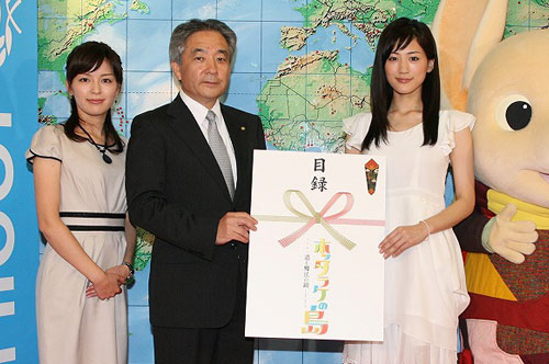 貧困の子どもたちのために。綾瀬はるかがチャリティー贈呈式に出席！