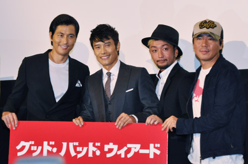 左からチョン・ウソン、イ・ビョンホン、RYO、キム・ジウン監督