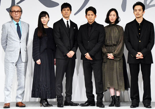 左から木村大作監督、麻生久美子、西島秀俊、岡田准一、黒木華、池松壮亮
