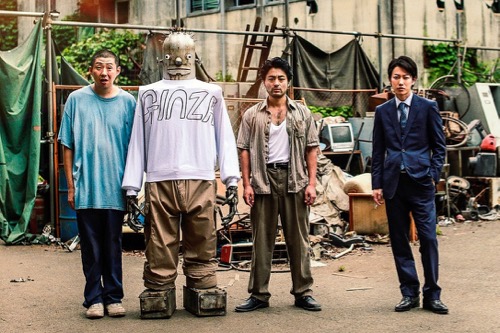 左から荒川良々、ロボオ、山田孝之、佐藤健
(C) 2018「ハード・コア」製作委員会
