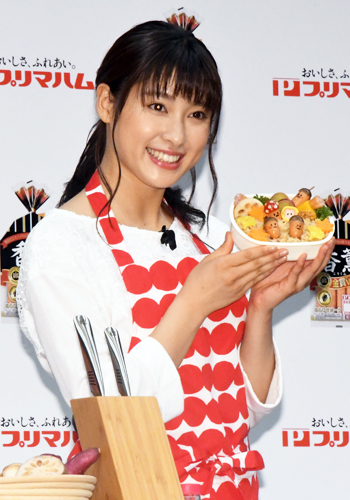 土屋太鳳、エプロン姿でダンス！「体を動かしたくなる美味しさです！」