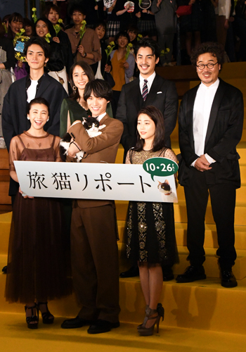 前列左から竹内結子、福士蒼汰とナナ、高畑充希
後列左から山本涼介、広瀬アリス、大野拓朗、三木康一郎監督