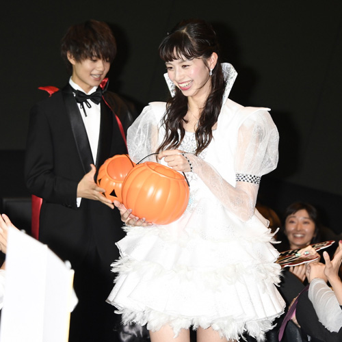 中条あやみ、劇中のミニスカ衣装で『3D彼女』ハロウィンイベントに登場
