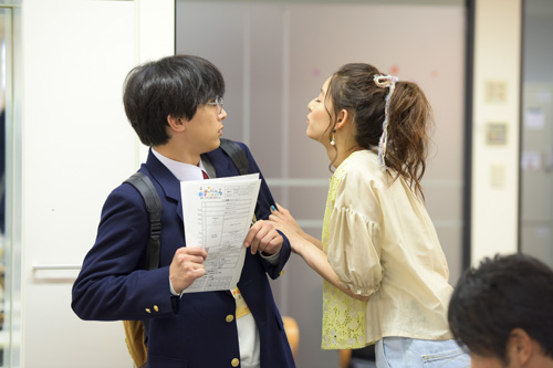 吉沢亮、新木優子にキス顔で迫られ心臓ドキドキ！