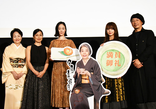 左から森下典子、鶴田真由、黒木華、多部未華子、大森立嗣監督