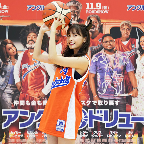 佐野ひなこの小悪魔風バスケコスチューム姿に元NBA選手もメロメロ!?