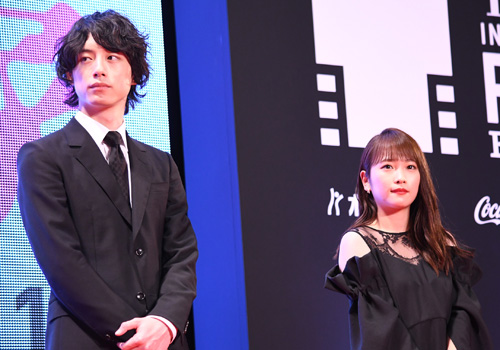 坂口健太郎と川栄李奈