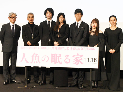 左から堤幸彦監督、田中泯、坂口健太郎、篠原涼子、西島秀俊、川栄李奈、山口紗弥加