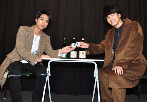 仮面ライダー俳優の小野塚勇人＆中村優一が朝から日本酒で乾杯!?